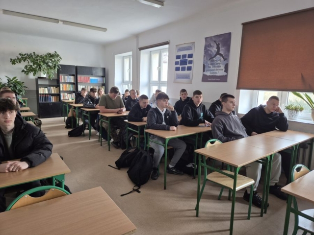 Zdjęci eprzedstawia klasę szkolną. Uczniowie siedzą w ławkach.