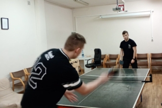 dzien_kobiet_internat6 Zdjęcie zrobione w świetlicy internatu, przedstawia dwóch uczniów grających w tenisa stołowego.