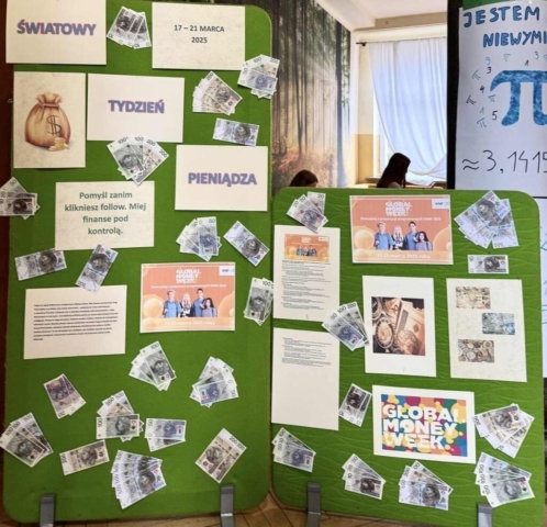 Tablice informacyjne promujące Światowy Tydzień Pieniądza, oraz jego daty 17-21 marca 2025 roku. Na tablicy widnieje napis: „ŚWIATOWY TYDZIEŃ PIENIĄDZA” oraz hasło: „Pomyśl zanim klikniesz follow. Miej finanse pod kontrolą.” Po lewej stronie znajdują się plakaty i informacje związane z wydarzeniem, a także zdjęcia banknotów i monet. Po prawej stronie umieszczono dodatkowe plakaty, w tym z symbolem matematycznym π (pi) i jego przybliżoną wartością.