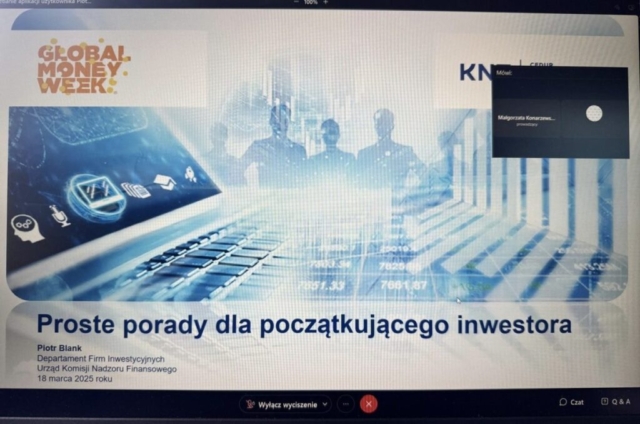 Slajd z webinaru podczas obchodów Global Money Week. Grafika w kolorach granatowym i białym z zarysem laptopa, różnymi symbolami, na środku zarys 5 postaci ludzkich. W lewym górnym roku napis pomarańczową czcionką GLOBAL MONEY WEEK. Po prawej stronie okno prowadzącego webinar. Na dole napis Proste Porady dla początkującego inwestora i nazwisko przedstawiciela Urzędu Komisji Nadzoru Finansowego oraz data 18 marca 2025 roku.