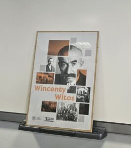 Tablica ze zdjęciami i  napisem Wincenty Witos.