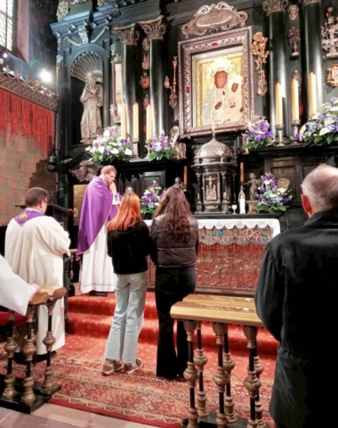maturzysci_jasna_gora1 Wnętrze kościoła Jasnogórskiego, z cudownym obrazem Matki Boskiej Częstochowskiej. Z przodu, pośrodku dwie uczennice stojące przed Obrazem, po prawej stronie wierni, po lewej księża. Przy ołtarzu ksiądz .