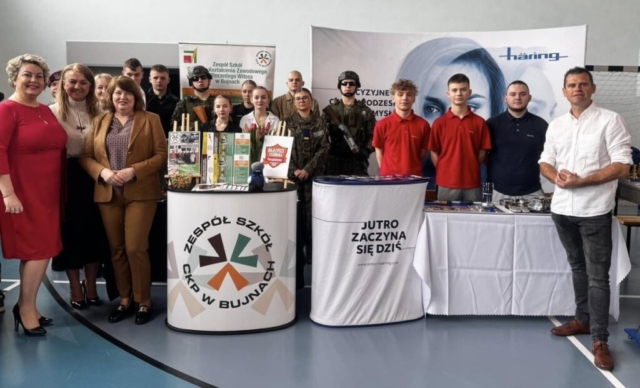 Zdjęcie przedstawia delegację ze szkoły, uczniów, p. Dyrektor, opiekunów oraz stoisko szkoły podczas Targów Edukacyjnych.