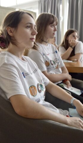 Uczestniczki praktyk zagranicznych w sali konferencyjnej.