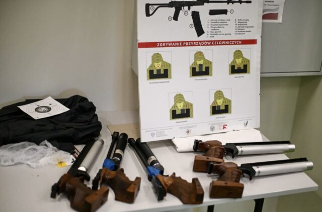 mks_piotrkowianin_strzelnica07 Stół ze sprzętem strzelniczym, pokrowcami i tablicą informacyjną objaśniającą zgrywanie przyrządów celowniczych.