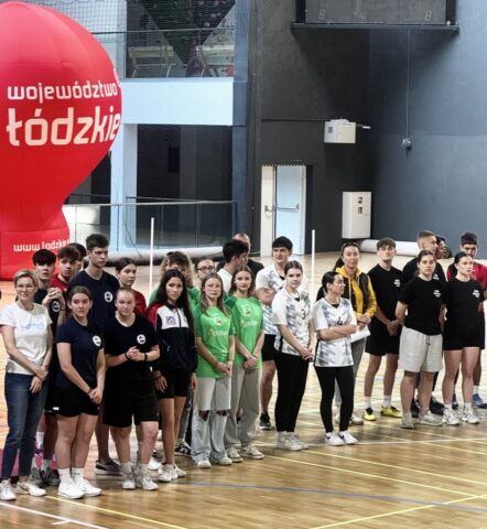 puchar_komendanta_policji03 Drużyny szkolne biorące udział w finale pucharu komendanta. W hali sportowej. Po prawej stronie czerwony balon z napisem województwo łódzkie.
