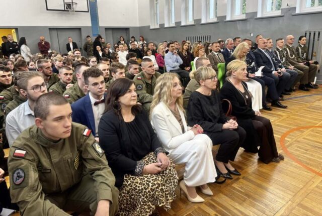 Wychowawcy, nauczyciele, Dyrekcja, zaproszeni goście oraz rodzice i nauczyciele w sali gimnastycznej na uroczystości zakończenia roku szkolnego klas maturalnych.