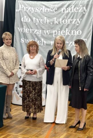 Dyrekcja oraz przedstawicielki Rady Rodziców- dwie May uczniów klas maturalnych. W tle napis przewodni uroczystości "Przyszłość należy do tych, którzy wierzą w piękno swoich marzeń".