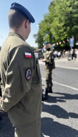 Uczeń klasy mundurowej podczas obchodów rocznicy uchwalenia Konstytucji 3 Maja.