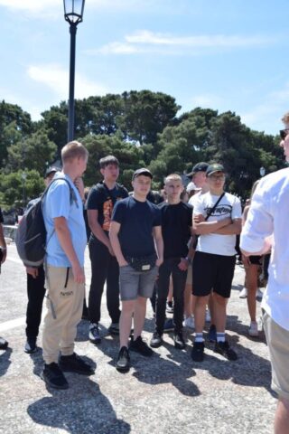 grecja_siodmy_dzien29 Uczestnicy zagranicznej praktyki zawodowej zgromadzeni na promenadzie. W tle drzewa.