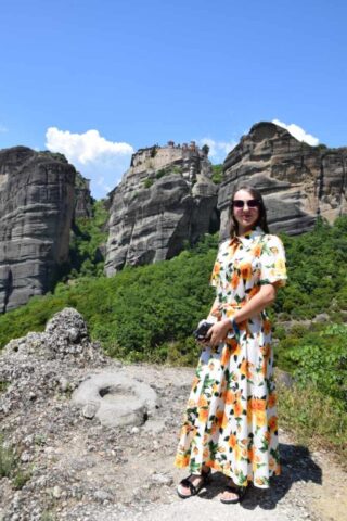 Uczestniczka zagranicznych praktyk zawodowych na tle skał.