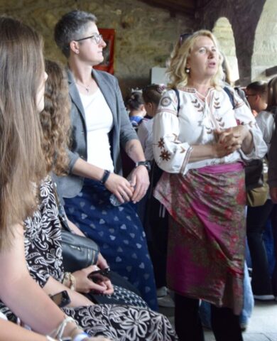 Uczestnicy zagranicznej praktyki zawodowej podczas wycieczki kulturowej po Meteorach. Dwie panie przewodniczki opowiadające o tym miejscu.