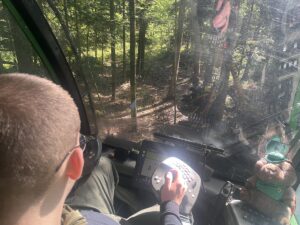 Uczeń w kabinie harwestera