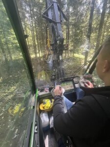 Uczeń w kabinie harwestera