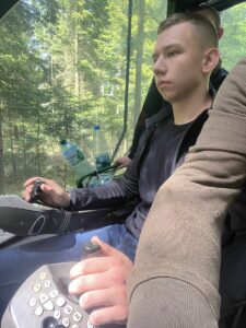 Uczeń w kabinie harwestera