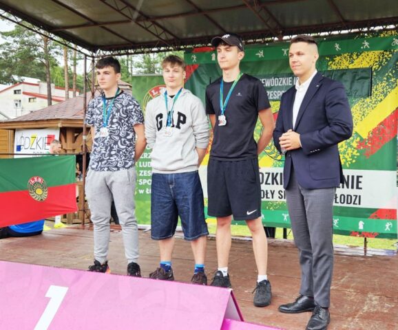 Uczestnicy igrzysk wraz z organizatorem po ceremonii dekorowania medalami.