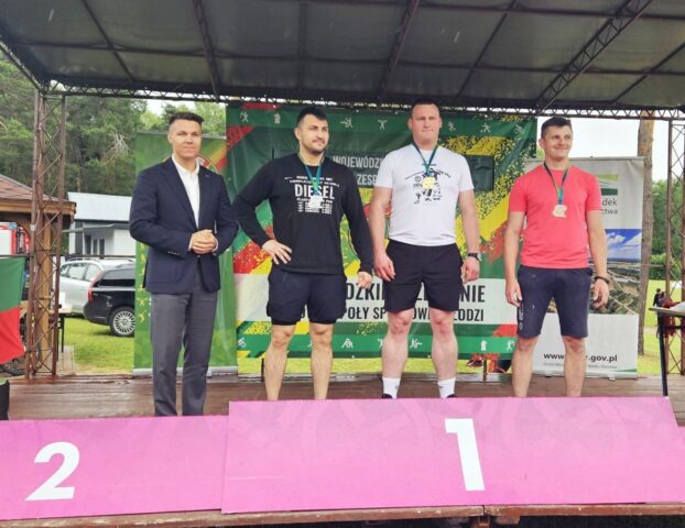 Uczestnicy igrzysk po ceremonii dekorowania medalami.