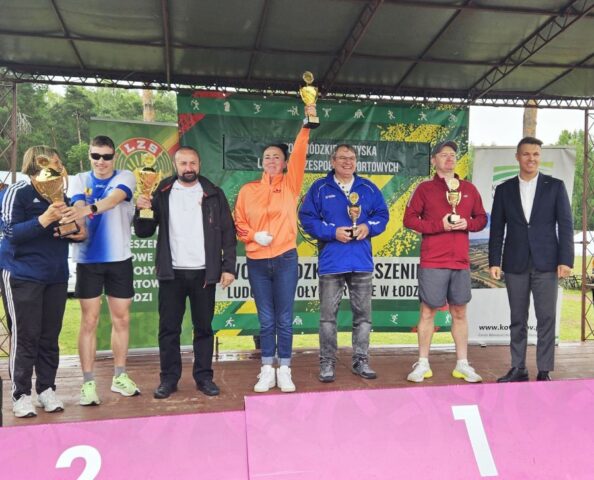 Opiekunowie drużyn sportowych biorących udział w igrzyskach podczas odbioru pucharów.