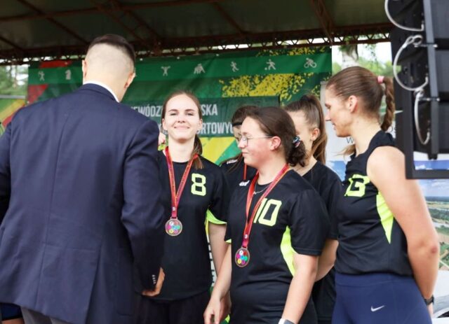 Uczestniczki igrzysk podczas ceremonii dekorowania medalami.