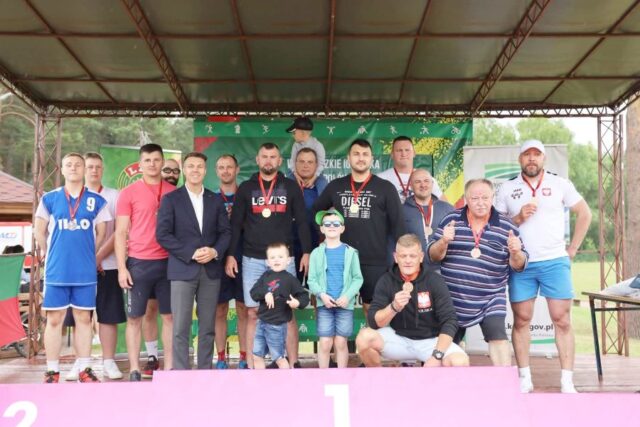 Uczestnicy igrzysk po ceremonii dekorowania medalami. Pozują do zdjęcia.