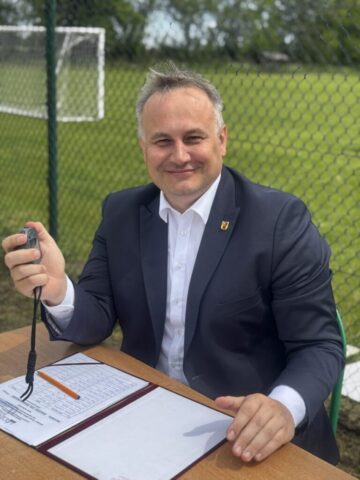 Pan Wicemarszałek siedzący przy stoliku sędziowskim, w prawym ręku trzyma stoper. Na stoliku dokumentacja zawodów.