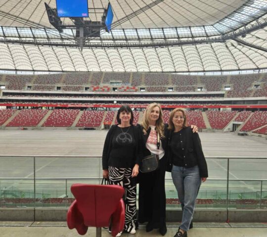Opiekunki młodzieży podczas wycieczki do Warszawy na Stadionie Narodowym. W tle trybuny.