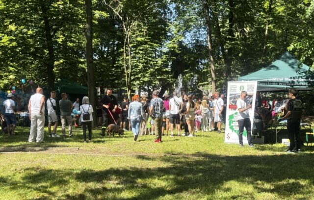 Uczestnicy, organizatorzy i wystawcy na terenie parku szkolnego podczas festynu Zawodowe Lato w Bujnach.