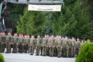 żołnierze oraz młodzież klasy OPW w umundurowaniu podczas obchodów Święta 25. Batalionu Logistycznego. 