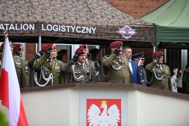 Obchody święta 25. Batalionu Logistycznego. Trybuna Honorowa i zaproszeni Goście. W tle namioty promocyjne Batalionu.