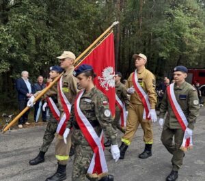 Poczet Sztandarowy ZS CKZ Bujny. W tle inni uczestnicy uroczystości Góry Borowskie. 