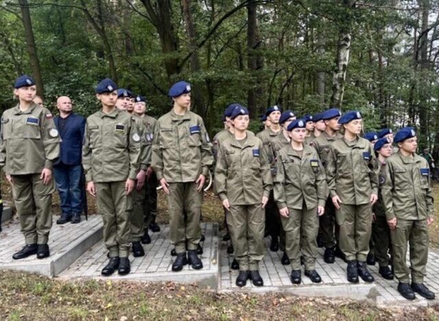 gory_borowskie02 Uczniowie klasy OPW wraz z opiekunem podczas obchodów uroczystości Góry Borowskie.