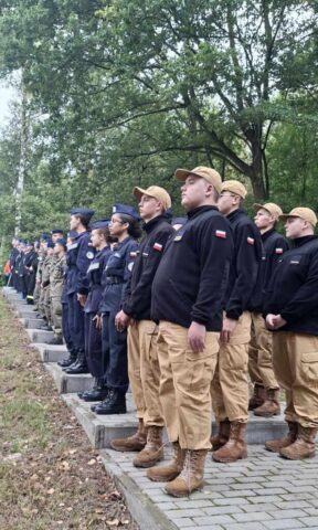 gory_borowskie03 Uczniowie klas mundurowych podczas obchodów 86. rocznicy wybuchu II wojny światowej na Borowskich Górach