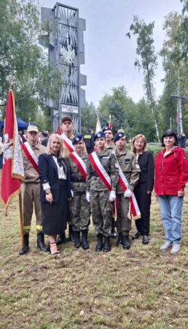 gory_borowskie04 Poczet Sztandarowy ZS CKZ Bujny wraz z panią Dyrektor oraz nauczycielami pod pomnikiem w trakcie obchodów 86. rocznicy wybuchu II wojny światowej na Borowskich Górach