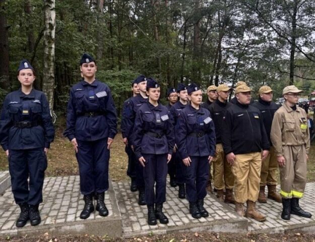 gory_borowskie06 Uczniowie klas mundurowych w trakcie obchodów 86. rocznicy wybuchu II wojny światowej na Borowskich Górach
