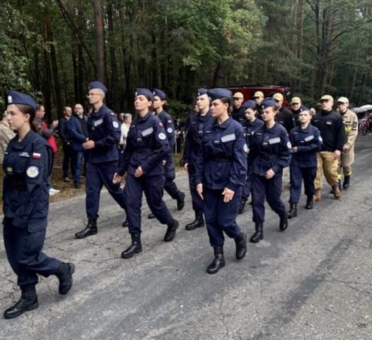 gory_borowskie07 Uczniowie klas mundurowych maszerują w trakcie obchodów 86. rocznicy wybuchu II wojny światowej na Borowskich Górach