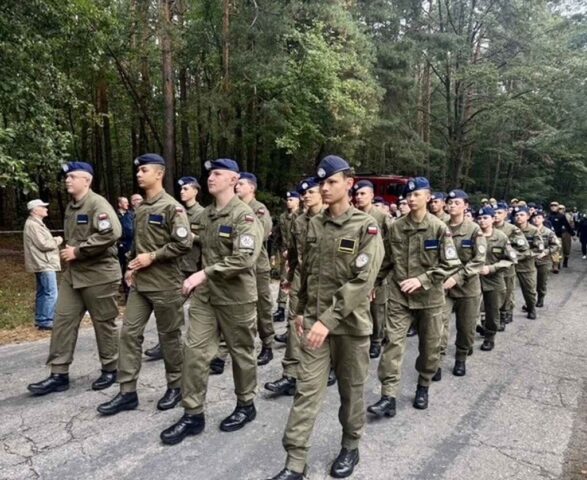 gory_borowskie09 Uczniowie klas mundurowych idą w defiladzie podczas uroczystości odchodów 86. rocznicy wybuchu II wojny światowej na Borowskich Górach