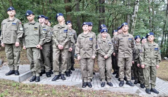 gory_borowskie10 Uczniowie klas mundurowych podczas uroczystości obchodów 86. rocznicy wybuchu II wojny światowej na Borowskich Górach