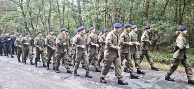 gory_borowskie11 Uczniowie klas mundurowych maszerują podczas uroczystości obchodów 86. rocznicy wybuchu II wojny światowej na Borowskich Górach