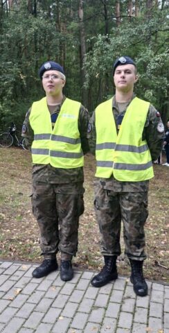 gory_borowskie12 Dwaj uczniowie klas OPW w mundurach oraz kamizelkach odblaskowych podczas obchodów 86. rocznicy wybuchu II wojny światowej na Borowskich Górach