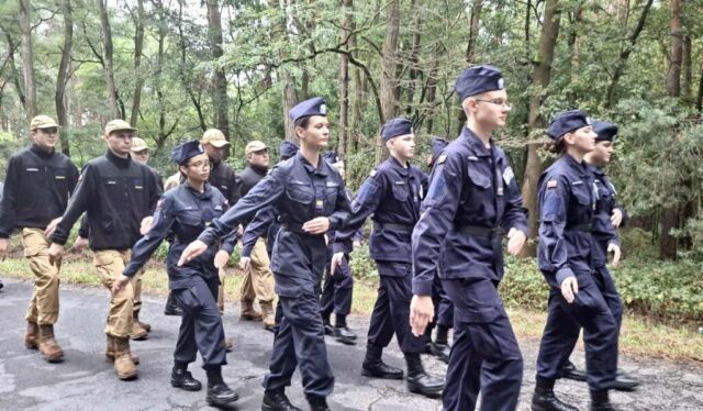 gory_borowskie13 Uczniowie klas mundurowych maszerują w trakcie obchodów 86. rocznicy wybuchu II wojny światowej na Borowskich Górach