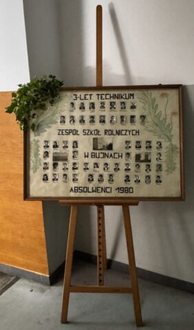 Sztaluga z tablicą ze zdjęciami absolwentów 3-letniego technikum z roku 1980.