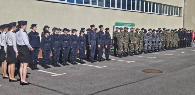 Ustawieni w szeregach uczniowie klas mundurowych biorących udział w przeglądzie musztry.