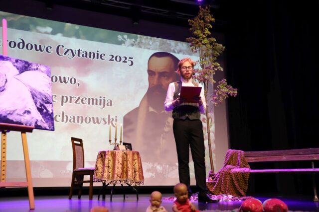 Uczeń stoi na scenie, podczas Narodowego Czytania.