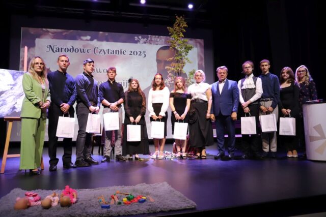 Uczestnicy Narodowego Czytania, wraz z opiekunem koła teatralnego i przedstawicielami władz lokalnych na scenie podczas Narodowego Czytania.