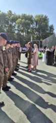 rozpoczecie01 Boisko szkolne Orlik przy ZS CKZ Bujny. Uczniowie klas OPW odbierają przypinki od przedstawiciela WCR w Tomaszowie Maz.