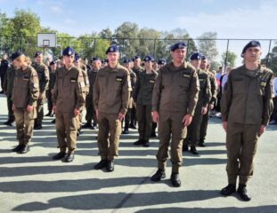 rozpoczecie02 Boisko szkolne Orlik przy ZS CKZ w Bujnach. Uroczystość rozpoczęcia roku szkolnego. Ustawieni w szeregach kadeci klas OPW w umundurowaniu. i beretach.