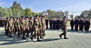 rozpoczecie03 Kadeci OPW prowadzeni przez dowódcę maszerują podczas uroczystość Rozpoczęcia Roku Szkolnego w ZS CKZ Bujny.