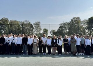 rozpoczecie08 Boisko szkolne Orlik ZS CKZ Bujny, uroczystość Rozpoczęcia Roku Szkolnego. Uczniowie pierwszych klas wraz z wychowawcami.