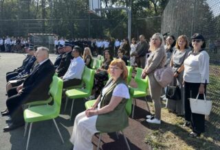 rozpoczecie09 Boisko szkolne Orlik ZS CKZ Bujny, uroczystość Rozpoczęcia Roku Szkolnego. Na pierwszym planie Dyrekcja szkoły, zaproszeni goście, rodzice, nauczyciele. W tle stoją uczniowie.