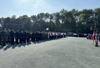 rozpoczecie11 Boisko Szkolne ZS CKZ Bujny, uroczystość rozpoczęcia Roku szkolnego. Uczniowie, nauczyciele, zaproszeni goście podczas uroczystości Rozpoczęcia roku szkolnego w ZS CKZ Bujny. Po prawej stronie Poczet Sztandarowy.